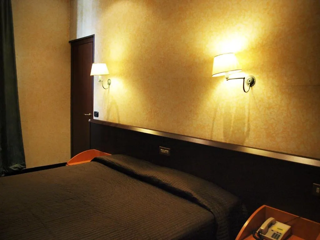 Petit Hotel Piacenza 3*,